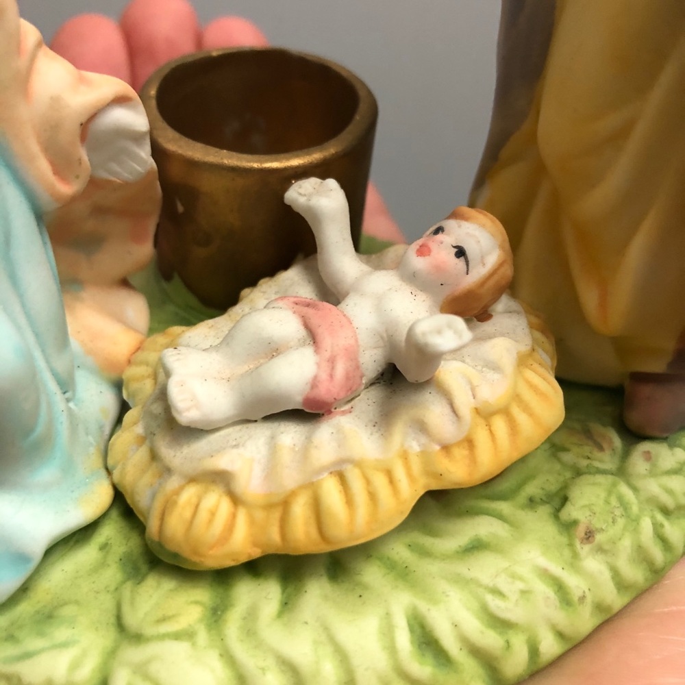 Nativity Ceramic Advent Wreath - Picture 11 of 12